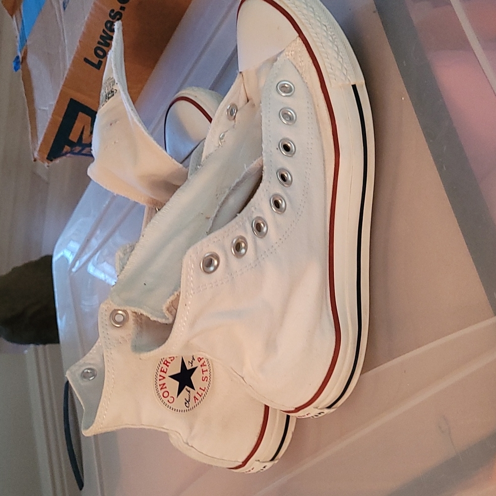 White converse high tops. Clean and white. Need shoestring. Good used condition.